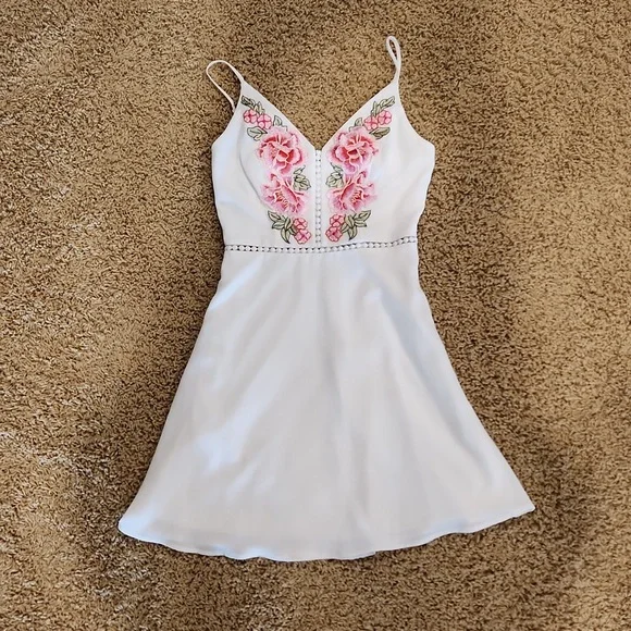 White with floral applications summer or homecoming dress. Size 1/2 - Picture 13 of 16